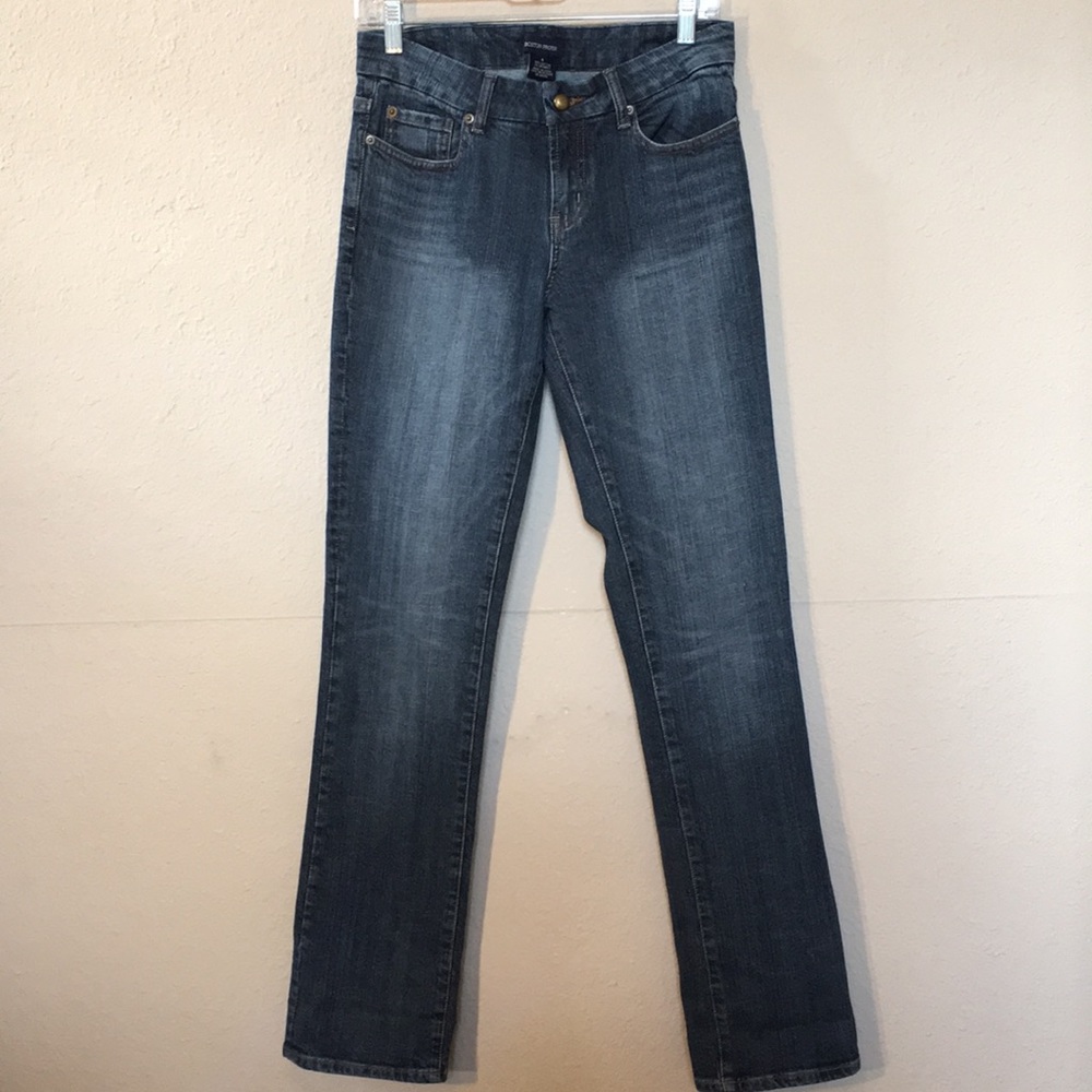 Boston Proper women’s straight leg jeans. Medium wash sz 4